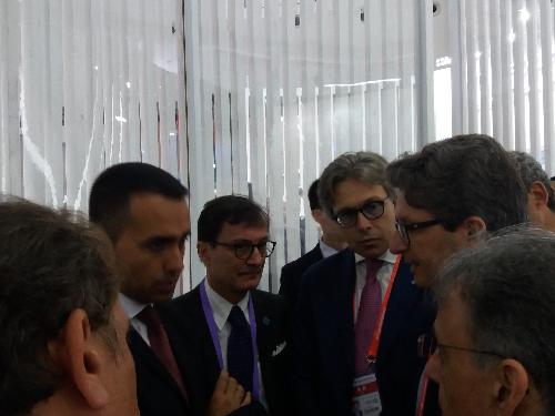 L'assessore regionale alle Attività produttive, Sergio Emidio Bini (terzo da dx), interviene al breve summit sul sistema portuale intercorso a Chengdu, in Cina, a margine dell'inaugurazione della Wcif (Western China international fair), con il vicepremier Luigi Di Maio (secondo da sx), il sottosegretario allo Sviluppo economico, Michele Geraci, e il presidente dell'Autorità di sistema portuale del Mare Adriatico orientale, Zeno D'Agostino (secondo da dx).
